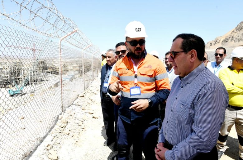 وزير البترول خلال تفقد منجم السكري