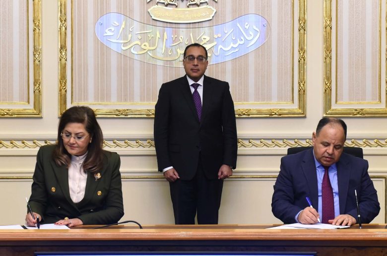 جانب من التوقيع