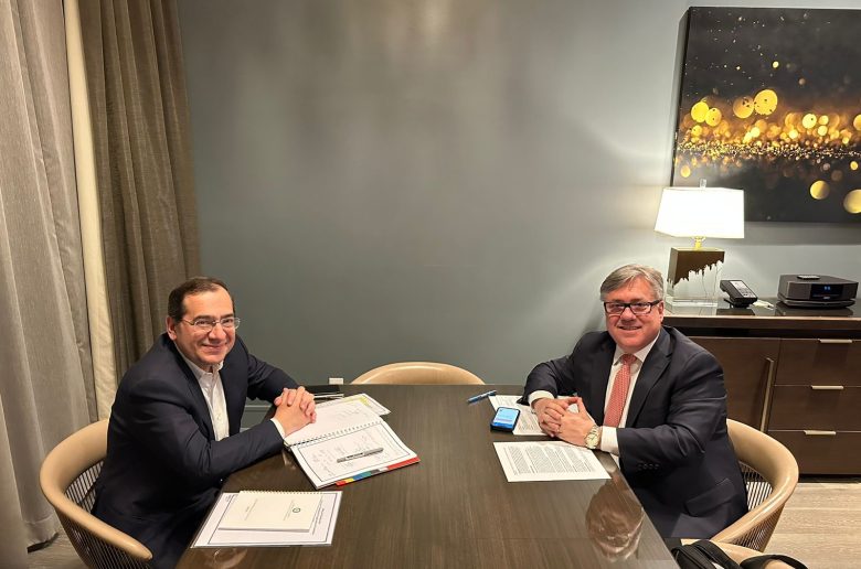 جانب من اللقاء مع رئيس شيفرون العالمية