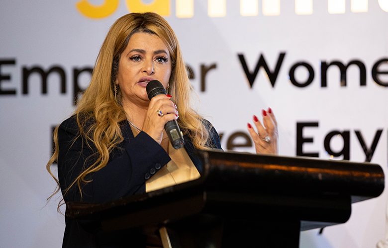 الإعلامية دينا عبد الفتاح رئيس ومؤسس منتدى الخمسين