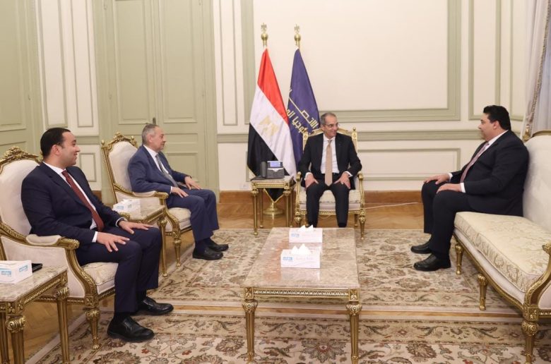 وزير الاتصالات يلتقي الرئيس التنفيذي الجديد للمصرية للاتصالات