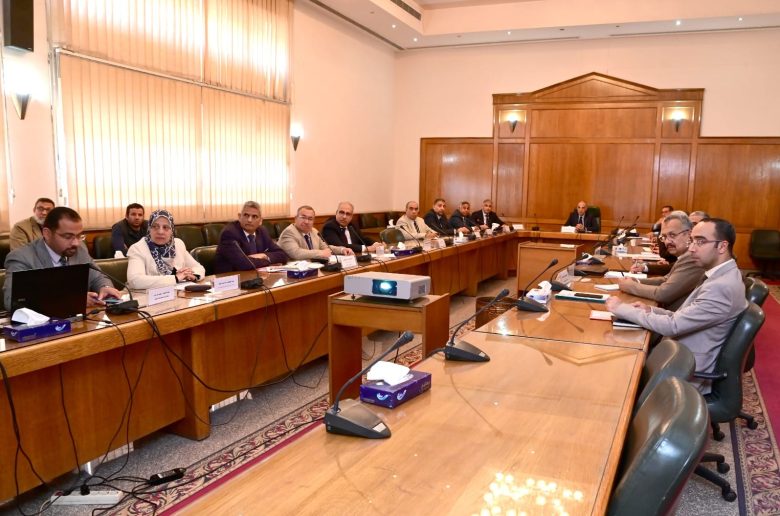 وزير الموارد المائية والري خلال الاجتماع