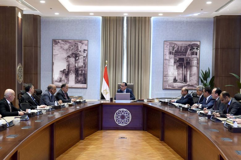 مناقشة خطط تطوير شركة مصر للطيران