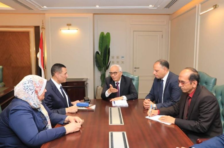 وزير التعليم يستعرض آليات العمل خلال الفترة المقبلة للقضاء على الأمية
