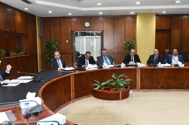 وزير البترول خلال الاجتماع