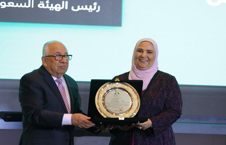 وزيرة التضامن الاجتماعي تكرم المهندس حسن عبد العزيز
