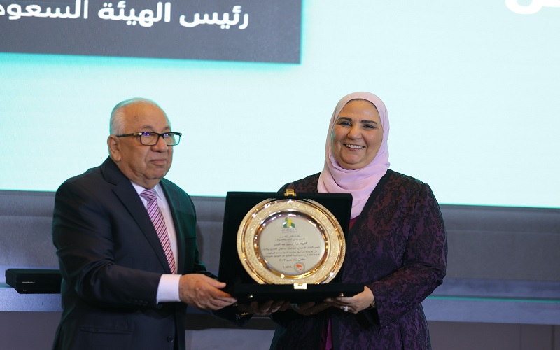 وزيرة التضامن الاجتماعي تكرم المهندس حسن عبد العزيز