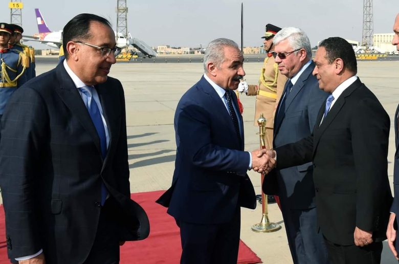 رئيس الوزراء يستقبل رئيس الوزراء الفلسطيني والوفد المرافق له بمطار القاهرة