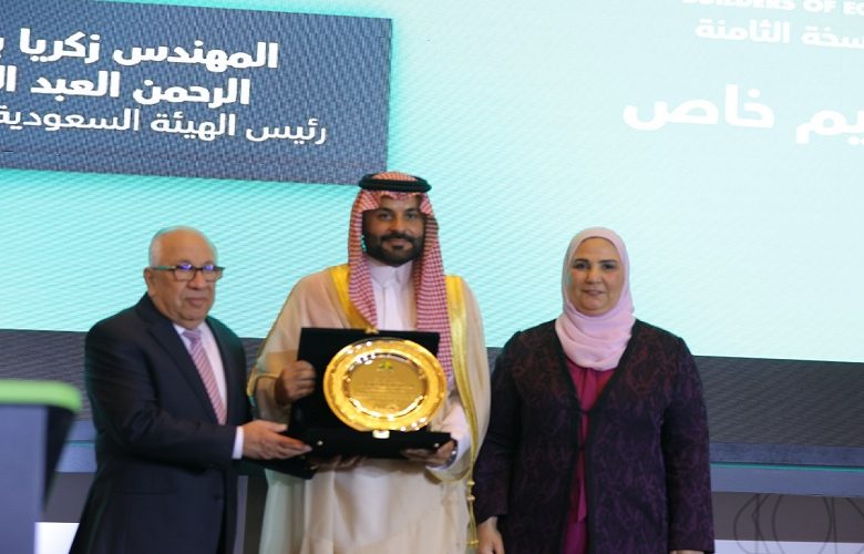 وزيرة التضامن الاجتماعي تكرم المهندس حسن عبد العزيز