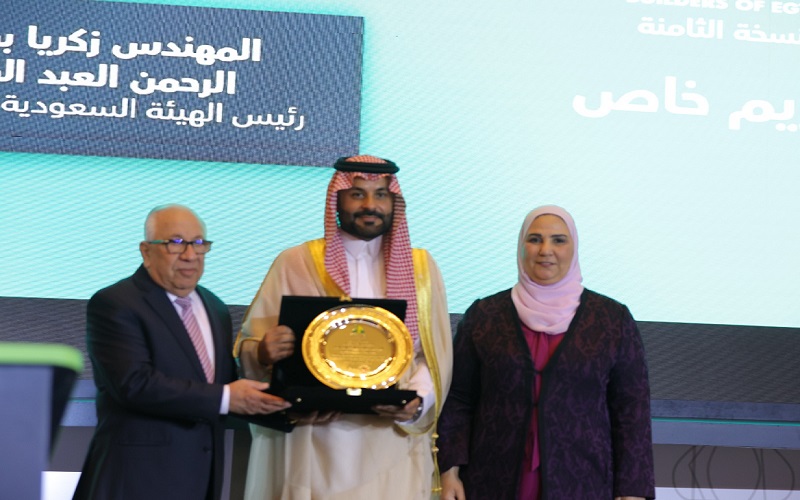 وزيرة التضامن الاجتماعي تكرم المهندس حسن عبد العزيز