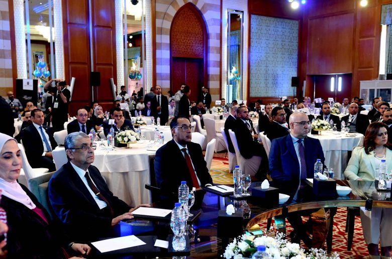 رئيس الوزراء يتوسط عدد من الوزراء في الجلسة الافتتاحية للملتقى