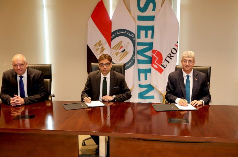 جانب من التوقيع