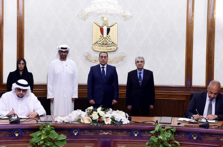 وزارة الكهرباء ومصدر الإماراتية توقعان اتفاقية إنشاء مشروع لطاقة الرياح باستثمارات 10 مليارات دولار