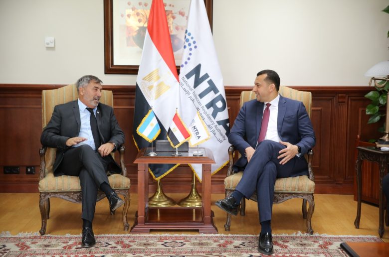 على هامش فعاليات مؤتمر GSR23 .. الرئيس التنفيذي للجهاز القومي لتنظيم الاتصالات يستقبل نظيره الأرجنتيني