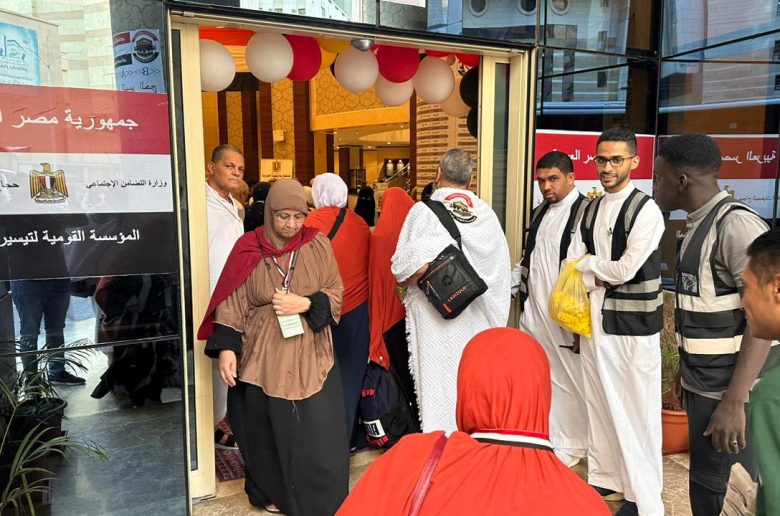 وزيرة التضامن تتابع استمرار عمليات تفويج حجاج الجمعيات الأهلية