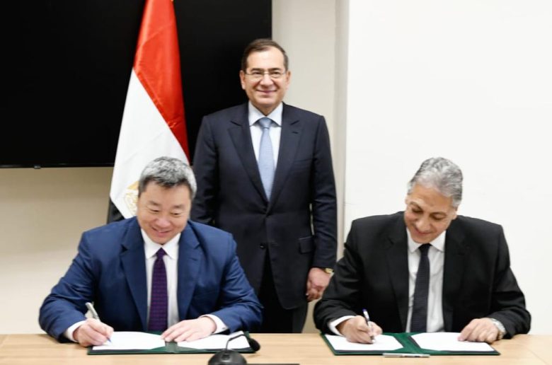 جانب من التوقيع