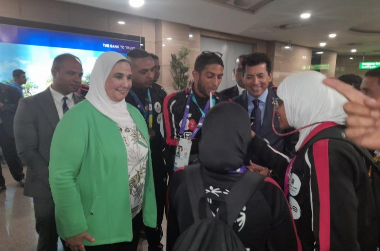 وزيرا التضامن والشباب يستقبلان أبطال بعثة الأولمبياد الخاص بمطار القاهرة