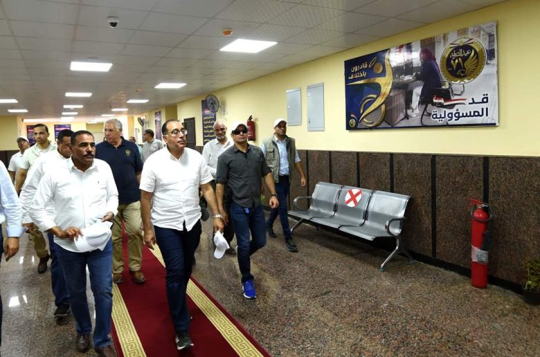 رئيس الوزراء يتفقد وحدة مرور سيوة خلال زيارته للواحة