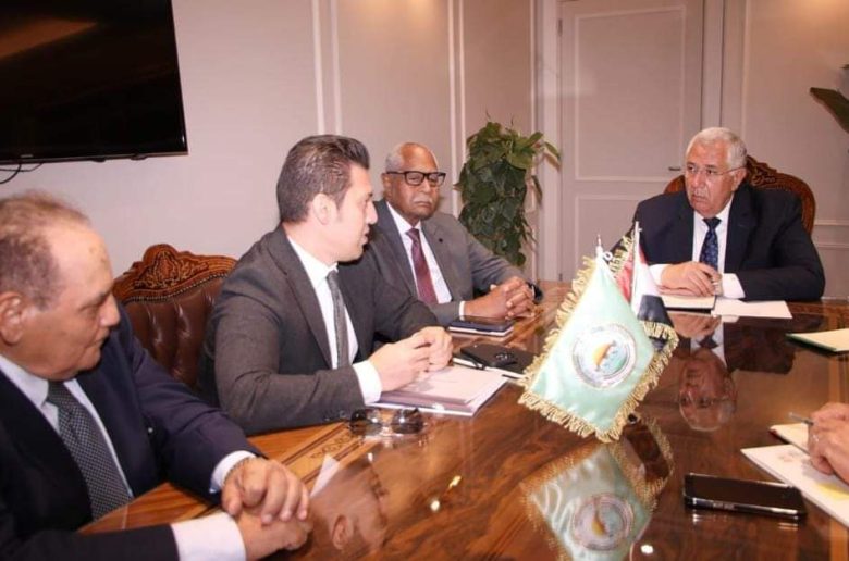 وزير الزراعة يبحث مع مسئولي إحدى الشركات الليبية زيادة استثمارتهم بمصر