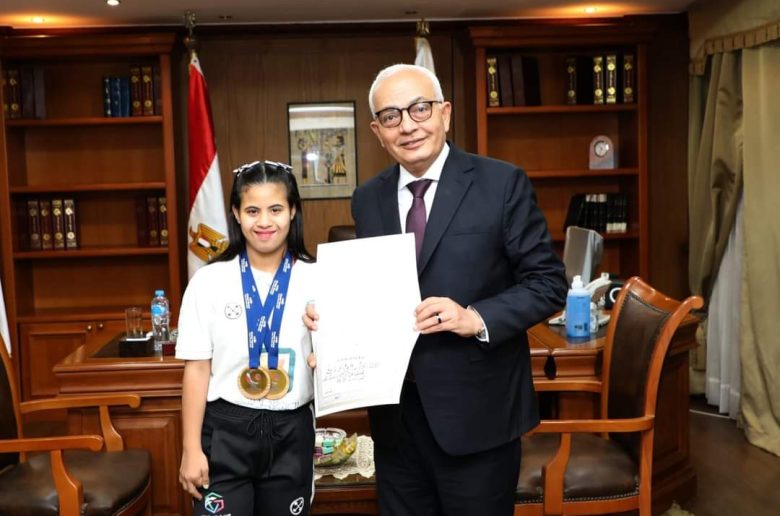 وزير التعليم يكرم أسرع عداءة «داون» في مصر توجت بذهبيتين