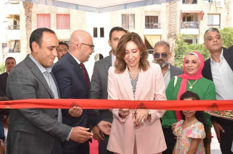 وزيرة الثقافة تفتتح المركز الثقافي لهيئة الكتاب بمدينة الشروق