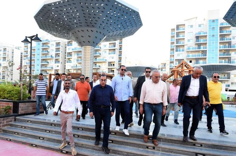 رئيس الوزراء يتفقد الممشى السياحي خلف الأبراج السكنية بالعلمين الجديدة