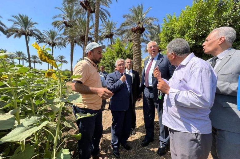 وزير الزراعة يتفقد البرامج البحثية لإنتاج التقاوي ويدرس تخفيف الأحمال
