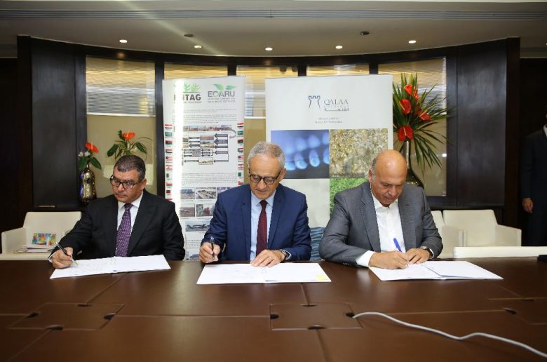 جانب من عمليات التوقيع