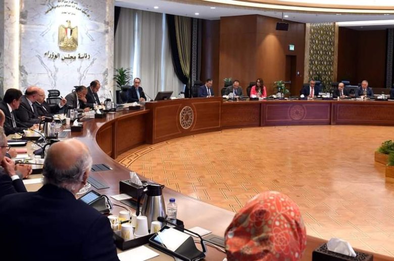 رئيس الوزراء يناقش فرص تعزيز دور القطاع الخاص وتوطين الصناعة 