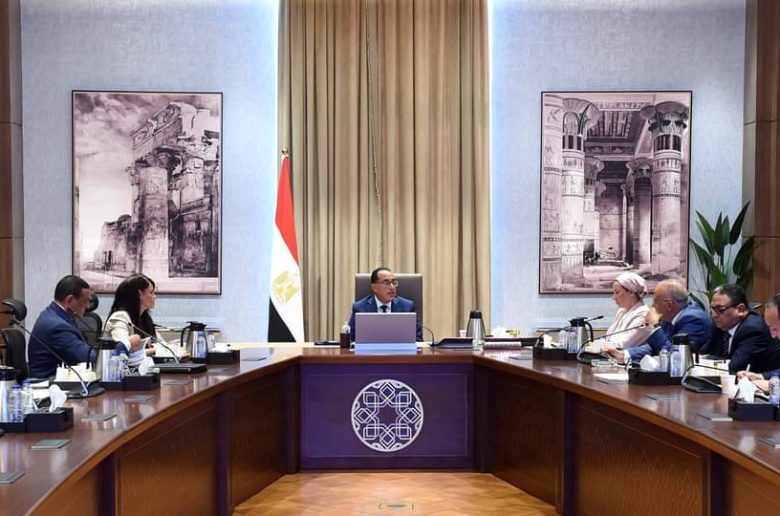 رئيس الوزراء يستعرض جهود التخلص الآمن من نواتج تطهير المجاري المائية