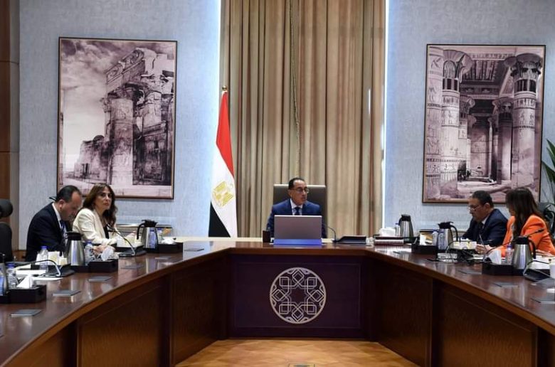 رئيس الوزراء يستعرض تطورات الاستراتيجية الوطنية لصناعة السيارات