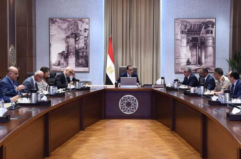 رئيس الوزراء يستعرض مخططات المرافق بالمنطقة الاقتصادية لقناة السويس