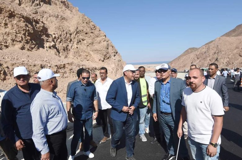 رئيس الوزراء يتفقد أعمال تطوير ورفع كفاءة طريق دهب - نويبع
