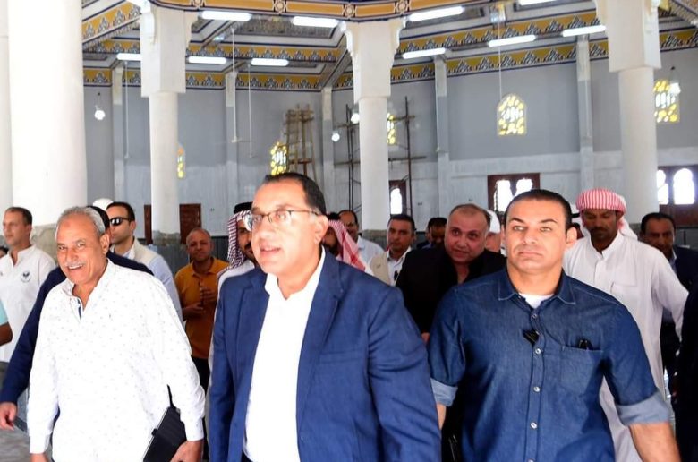 رئيس الوزراء يتفقد مسجدا وكنيسة يتم إنشاؤهما بمدينة نويبع