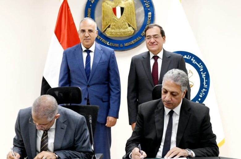 جانب من التوقيع