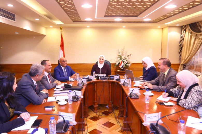 وزيرة التضامن تبحث تهيئة مناخ داعم للتراث الحرفي مع رئيس جهاز تنمية المشروعات