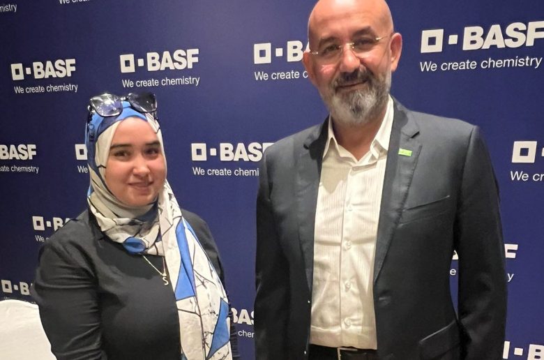 المهندس مجدي السبكي، المدير الإقليمي لشركة بي . ايه . اس . اف . للحلول الزراعية احدى شركات شركة بى . ايه . اس . اف  للكيماويات الألمانية مع محررة أموال الغد