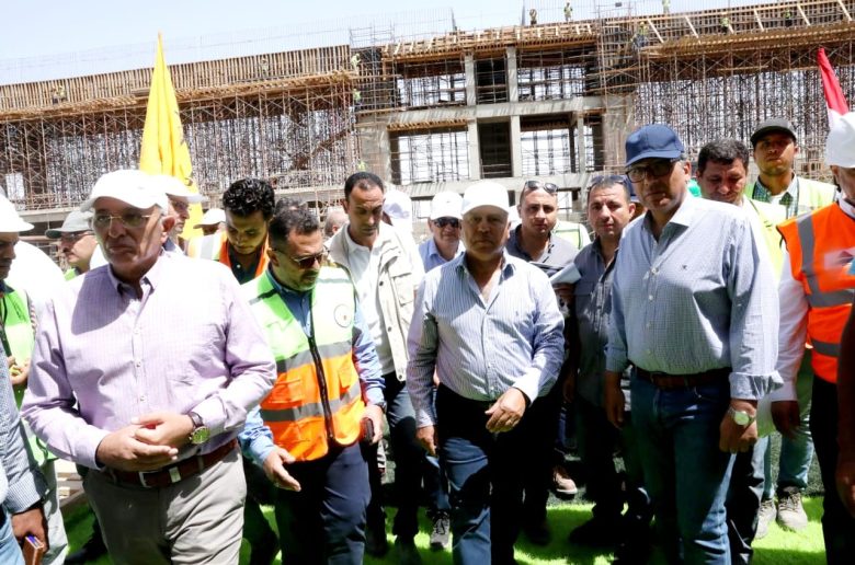 وزير النقل يتفقد القطار السريع