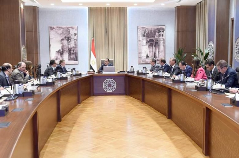 رئيس الوزراء يتابع موقف توفير الاحتياجات من المواد البترولية 