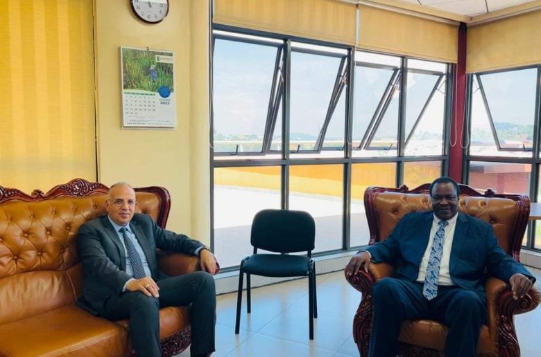 وزير الري يبحث سبل تعزيز التعاون مع أوغندا فى مجال المياه وتغير المناخ