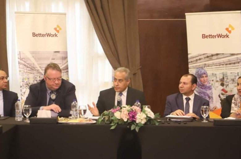 وزير العمل ومدير «العمل الدولية» ترأسا الاجتماع الثلاثي لقطاع الملابس الجاهزة والمنسوجات