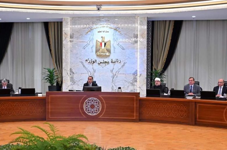 رئيس الوزراء يؤكد ضرورة تفضيل المنتج المحلي ومنحه أولوية بالتعاقدات الحكومية