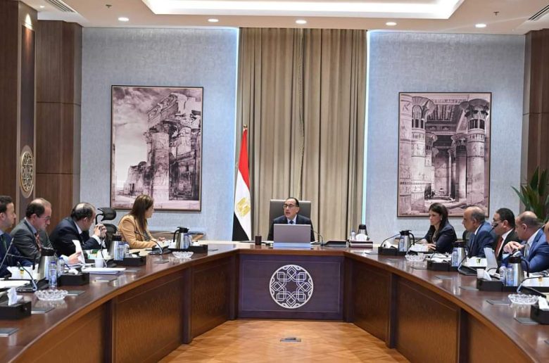 رئيس الوزراء يتابع إجراءات توفير السلع الأساسية وسد الفجوة الدولارية