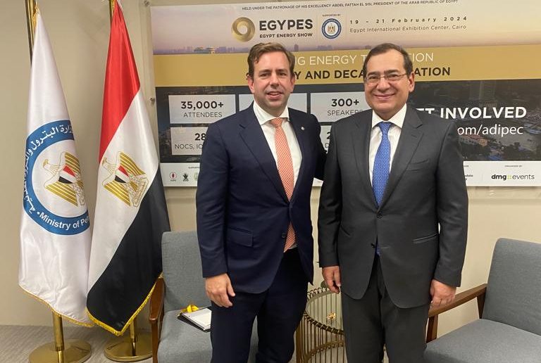 جانب من المباحثات مع شركة شل