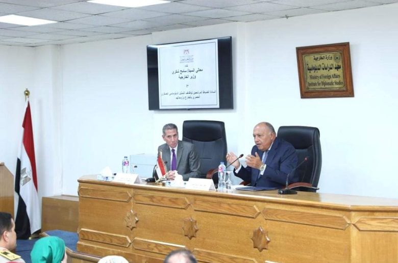 وزير الخارجية يلتقي المرشحين للعمل بالتمثيل الدبلوماسي العسكري بالخارج