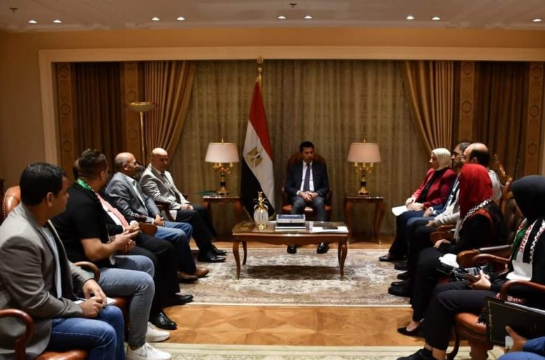 وزير الرياضة يلتقي الوفد الفلسطيني المشارك بسفينة النيل للشباب العربي