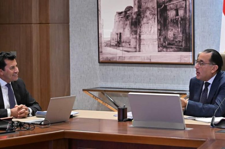 رئيس الوزراء يتابع مع وزير الشباب عددا من ملفات العمل