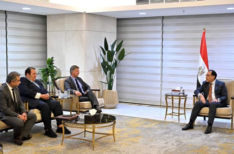 رئيس الوزراء يلتقي رئيس مجموعة أكور العالمية المتخصصة بمجال الضيافة