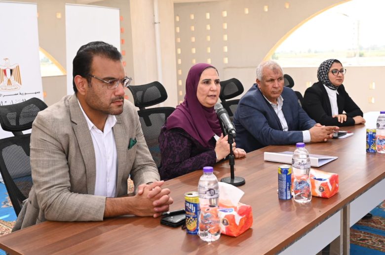 وزيرة التضامن تسلم عددا من مشروعات التمكين الاقتصادي للأسر الأولى بالرعاية بالفرافرة