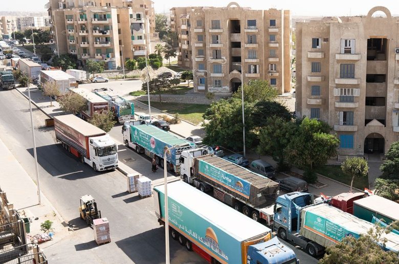 بنك الطعام  يطلق القافلة الثانية لمساعدة الأهالي في غزة تضم 120 حافلة تنقل 2000 طن